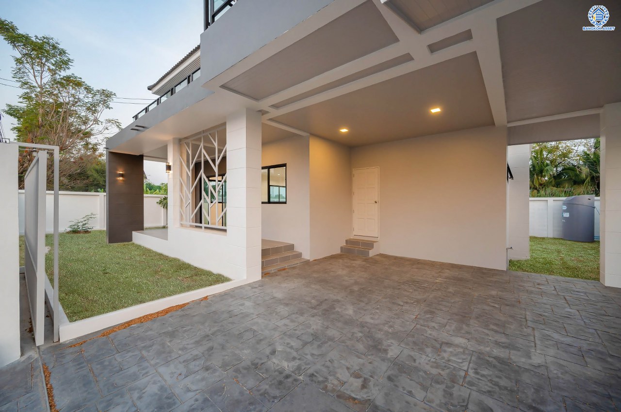 บ้านมือสองตกแต่งใหม่ โครงการ กฤษดานคร20 ปิ่นเกล้า-ติดถนนบรมราชชนนี เนื้อที่ 86 ตร.ว. บ้านเดี่ยวหลังใหญ่ พร้อมฟังก์ชัน 3 ห้องนอน 3 ห้องน้ำ 1 ห้องห้องอเนกประสงค์ จอดรถได้ 2 คัน บนทำเลเชื่อมต่อเมืองอย่างรวดเร็ว ใกล้ทางคู่ขนานลอยฟ้าบรมราชชนนี ทางด่วน "กาญจนาภิเษก" ม.มหิดล และเซ็นทรัลปิ่นเกล้า